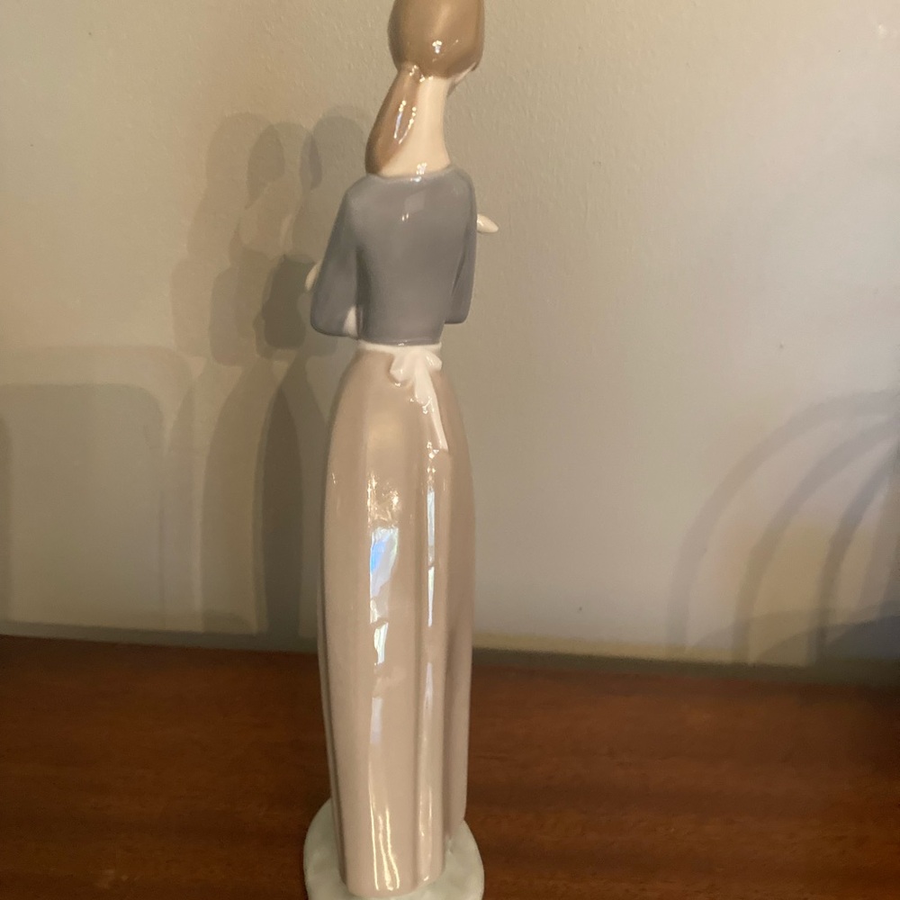 Lladro Girl With Lamb figurine - Picture 5 of 8